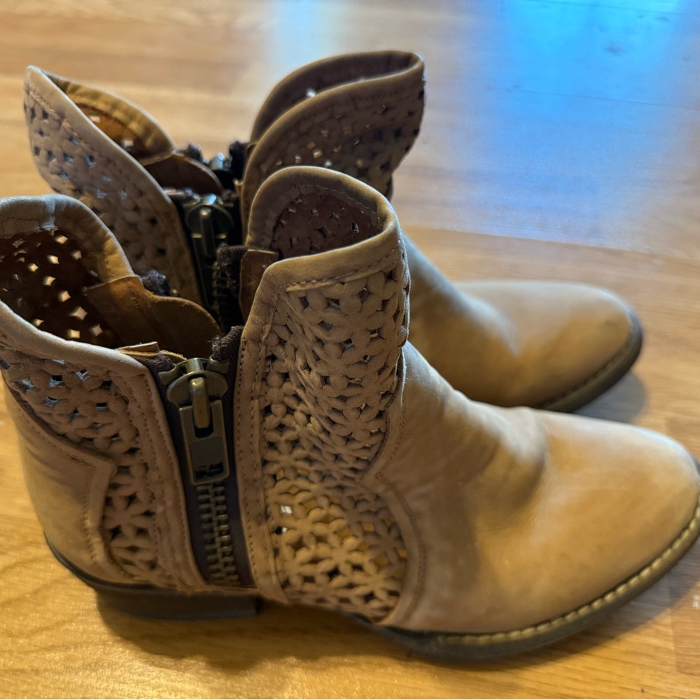 Circle G Tan Ankle Booties with Laser-Cut Design - Picture 3 of 5